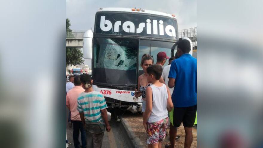 Accidente en Turbaco: a bus de Brasilia se le estalló una llanta y terminó arrollando a una mujer