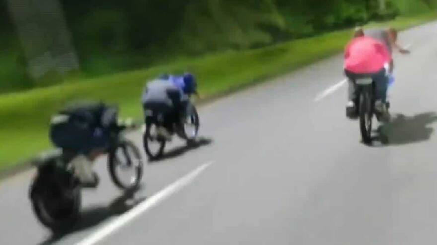 Gravity Bike en Santa Marta: La peligrosa práctica que realizan los jóvenes en las carreteras; se descuelgan sin control