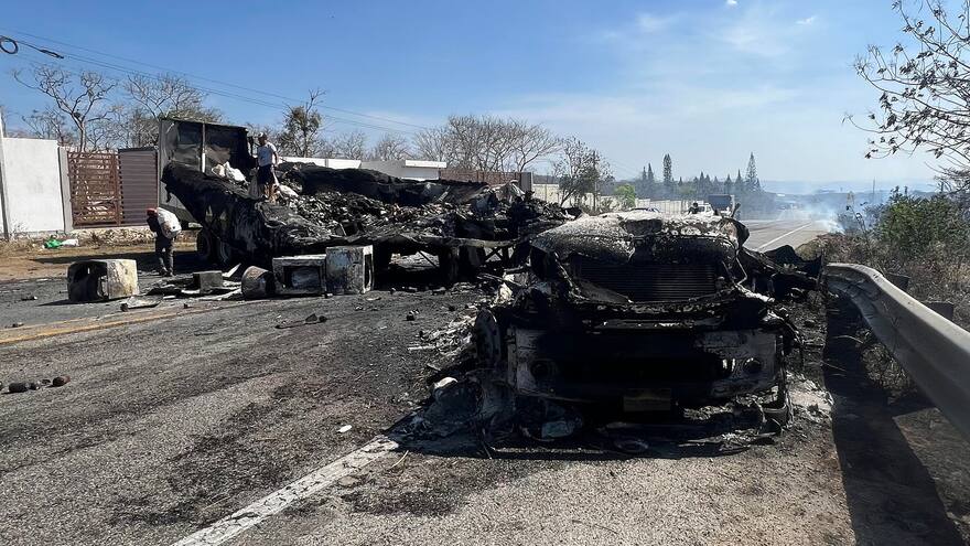 Queman vehículos en la frontera sur de México tras enfrentamiento entre carteles del narcotráfico