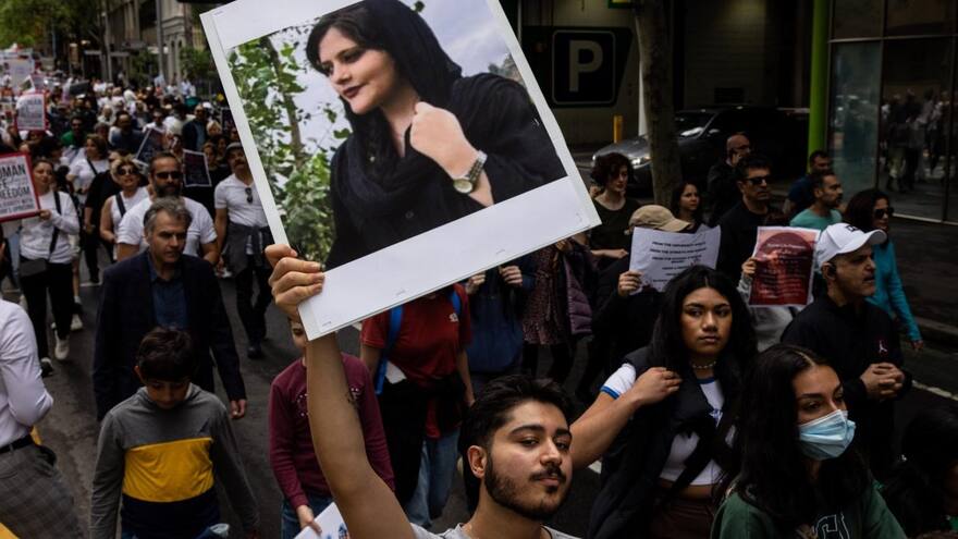 En Irán desaparecerá policía de la moral en medio de protestas, dice fiscal general