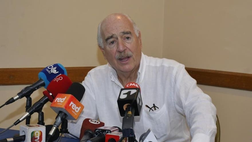Pastrana dice que Cancillería le retuvo invitación del presidente de Panamá