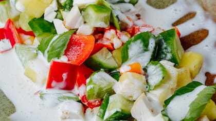 Aprenda a hacer una ensalada navideña con ingredientes fáciles