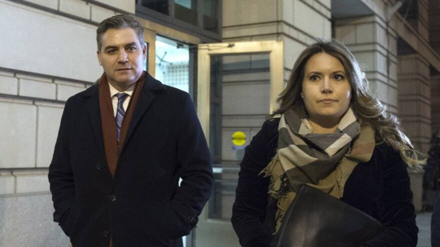 Juez decide este jueves si la Casa Blanca debe devolver credencial a periodista de CNN