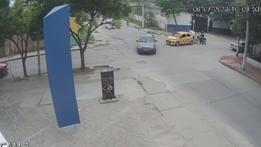 Video: roban $35 millones a mujer que iba dentro de un taxi en Santa Marta