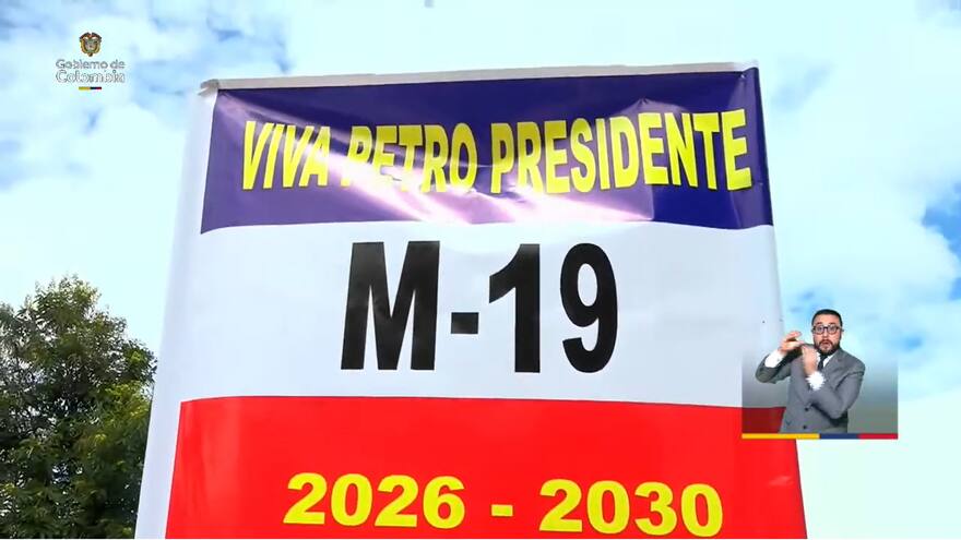 Polémica por exhibición de bandera del M-19 durante alocución de Petro: “Necesitamos verdad, no homenajes a criminales”