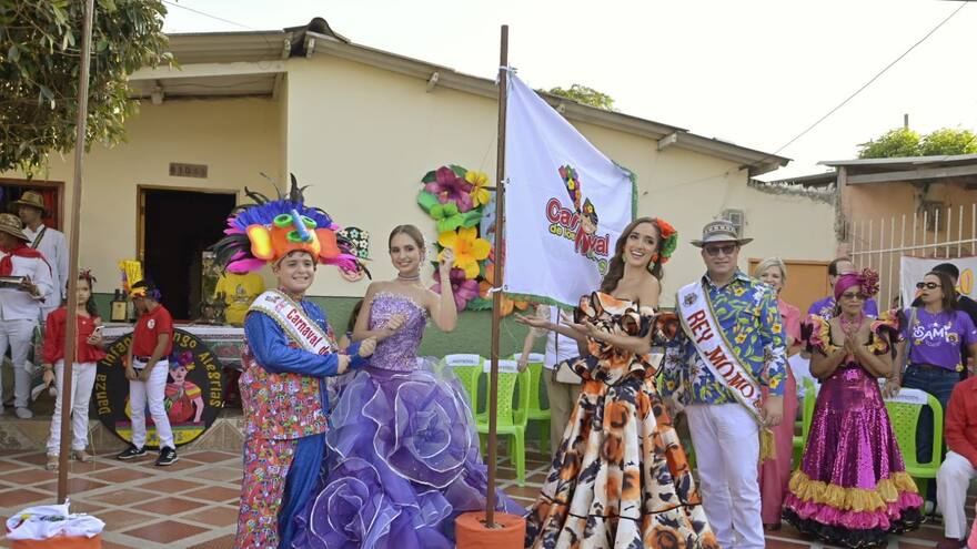 Los reyes del Carnaval de los niños izaron la bandera de la fiesta 2024