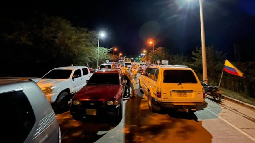 Ganaderos bloquean la carretera nacional entre La Guajira y Cesar pidiendo seguridad
