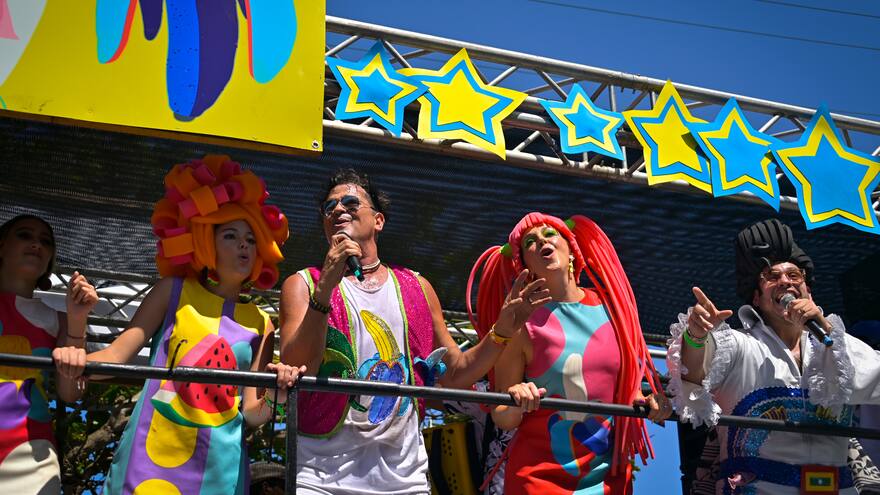El toque carnavalero de Carlos Vives en el video de ‘Eso es mondar’