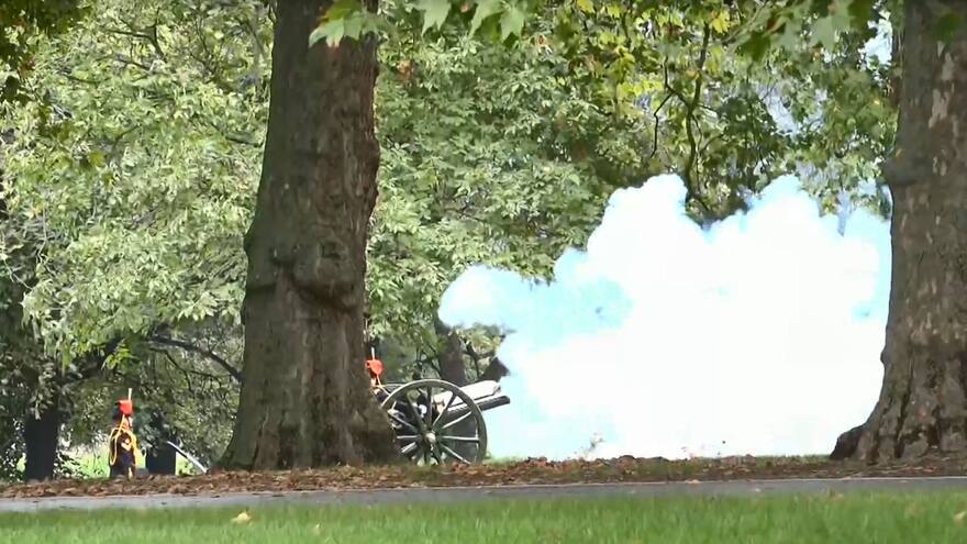 Con 96 cañonazos, británicos inician el adiós a Isabel II