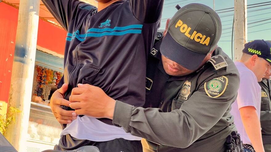 ¿En qué casos lo pueden multar por grabar a un policía con su celular?