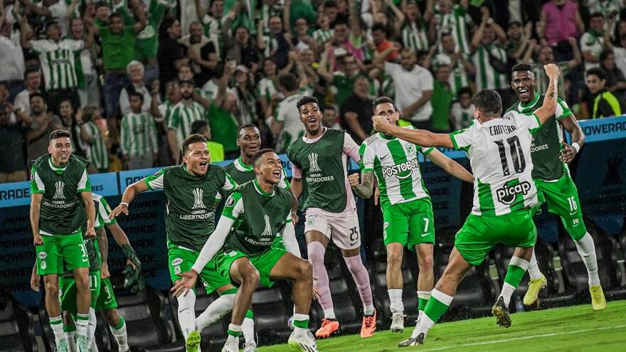 Atlético Nacional 4, Racing 2: vibrante y cambiante duelo en el Atanasio