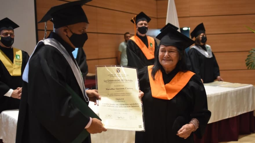 La historia que motivó a una mujer de 77 años a graduarse de la universidad