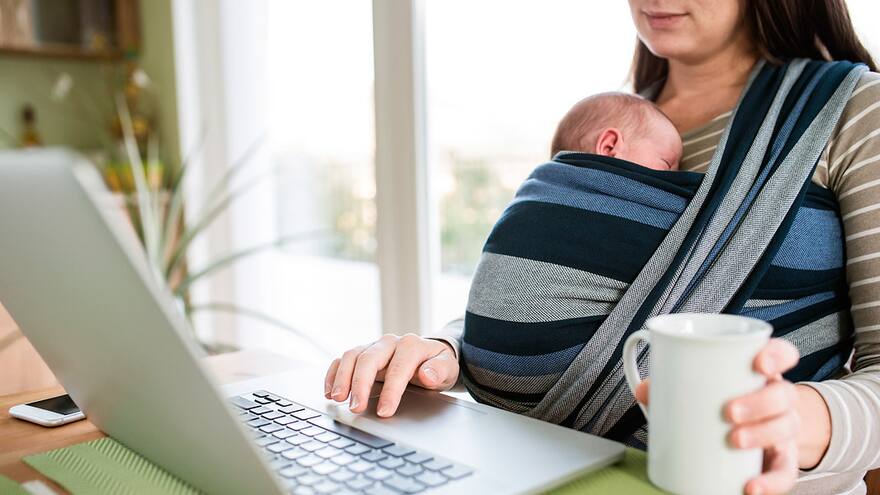 Cargar a los bebés ayuda a su desarrollo social y emocional