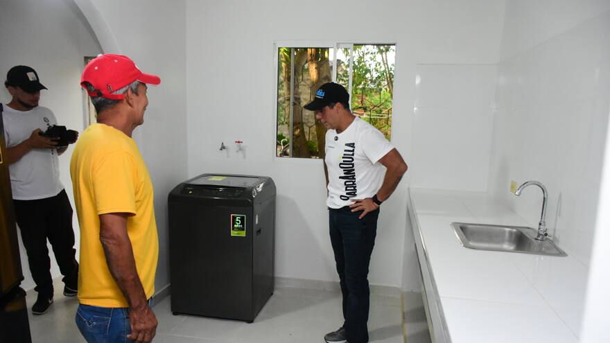 Hacen entrega de hogares transformados en los barrios Las Malvinas y Carrizal