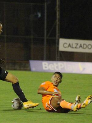 ¿Junior por qué empieza tan pasivo?