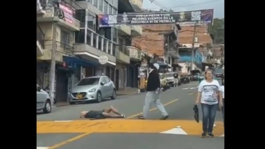 Video viral: Joven se acostó en plena carretera de Manrique, en Medellín, tras discutir con su pareja