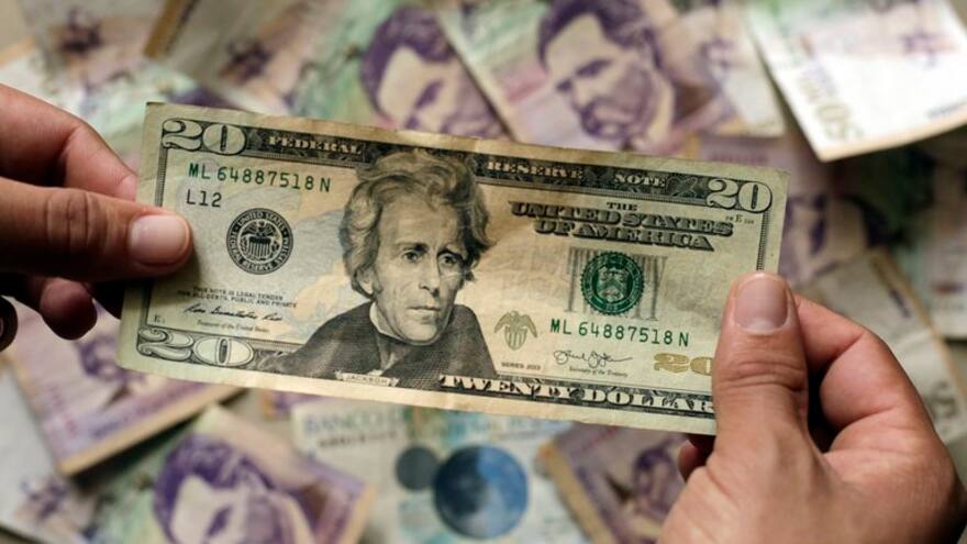 El dólar corta tendencia a la baja y repunta más de $ 30 este jueves