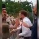 Presidente francés, Emmanuel Macron, abofeteado por un hombre en la calle