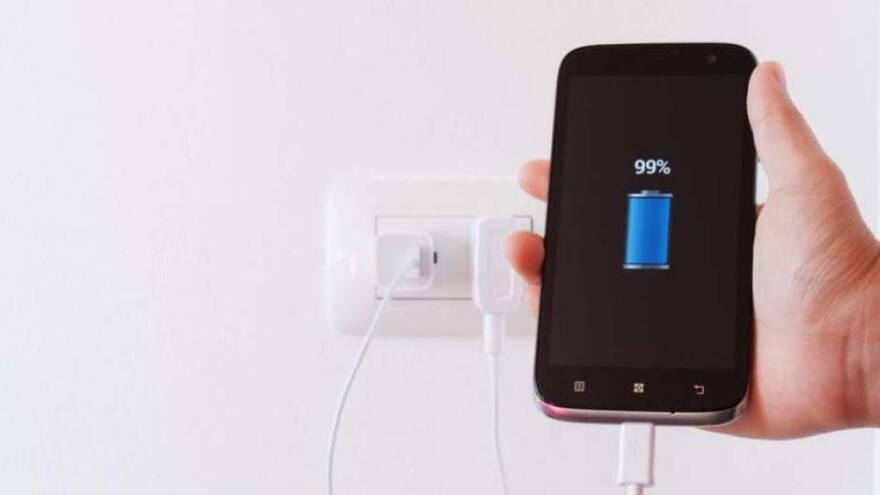 ¿Puedo dejar cargando el celular toda la noche? Esto podría pasar