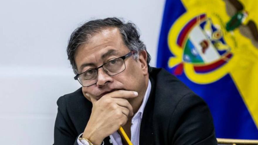 Petro denuncia 'ruptura institucional' y toma mafiosa de la Fiscalía