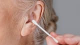 ¿Por qué los médicos advierten sobre el uso de hisopos para limpiar los oídos? Esto dicen