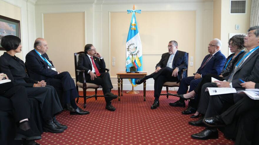 Petro se reunió con Arévalo y mostró su inquietud por retraso en la posesión