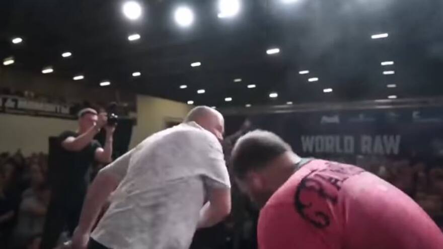 En video | Vasily Kamotsky, campeón de las bofetadas, pierde su invicto y tuvo que ser asistido