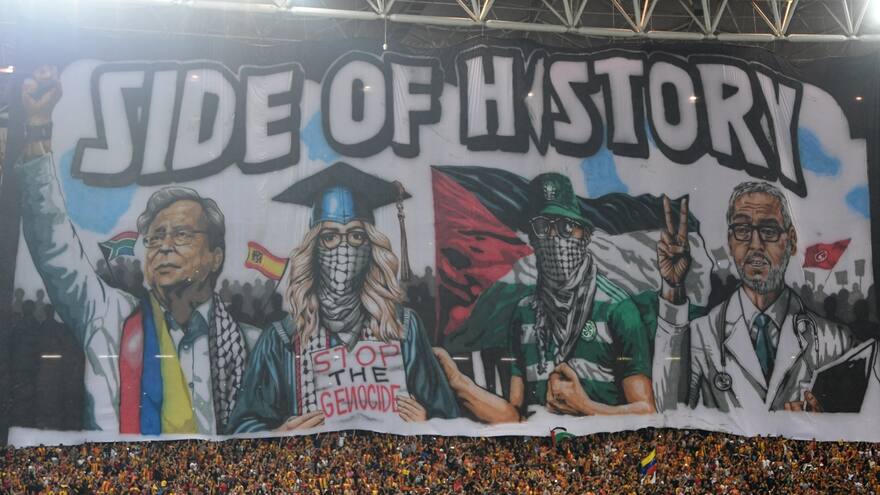 Imagen del presidente Gustavo Petro apareció en un tifo en homenaje a Palestina durante partido en Túnez