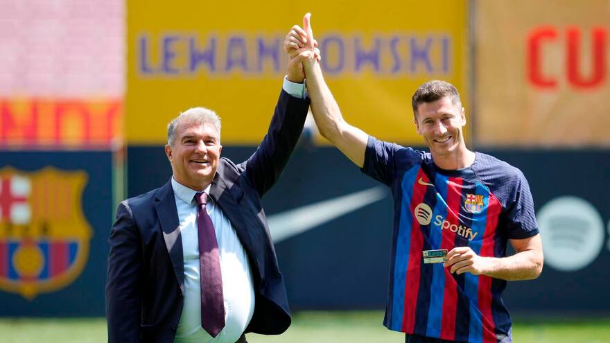 Robert Lewandowski vive su primer gran día en el Camp Nou