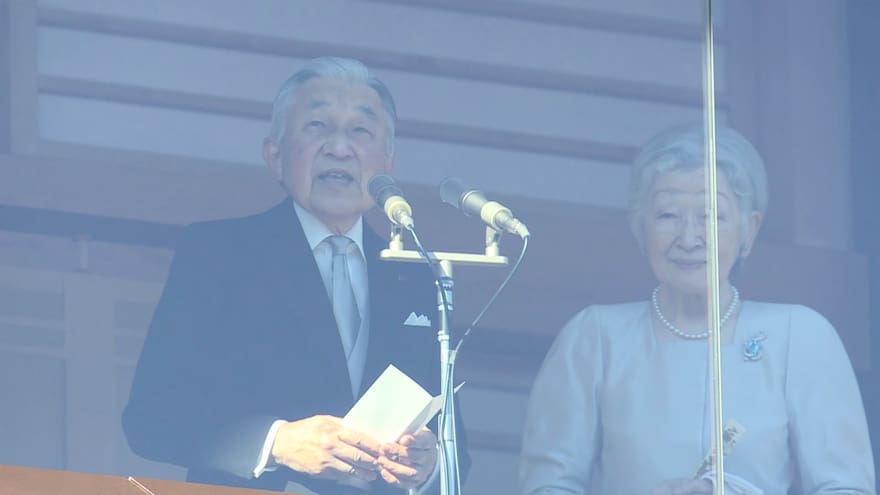 Emperador japonés Akihito reza por la paz en su último discurso de Año Nuevo