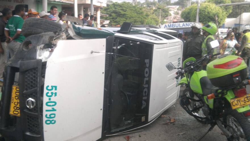 Tres policías heridos al volcarse la camioneta en la que se transportaban