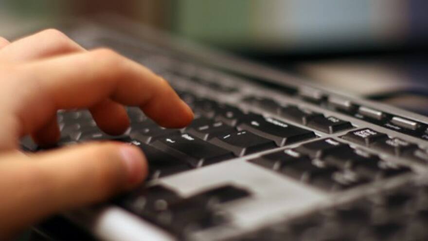 Condenan a 10 meses de prisión a joven bloguero griego por blasfemia