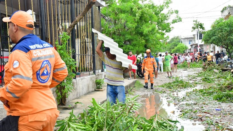 Viviendas destechadas y árboles caídos por fuertes vientos en Nuevo Milenio, Soledad
