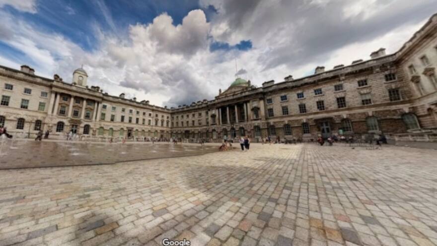 70 bomberos atienden incendio en el emblemático edificio Somerset House de Londres