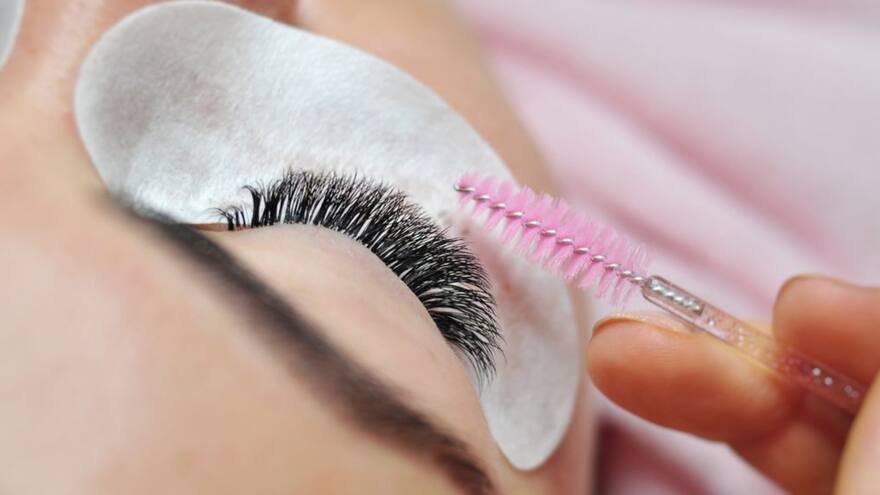 El uso inadecuado de extensiones de pestañas, afecta la salud ocular