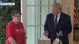 Donald Trump recibió domicilio en la Casa Blanca y sorprendió a la repartidora con una propina de 100 dólares