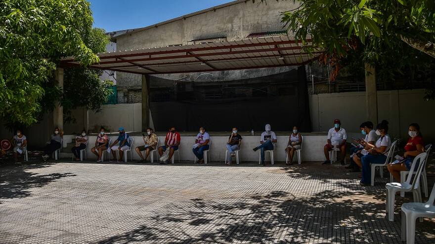 Jóvenes asisten a vacunación masiva en los departamentos