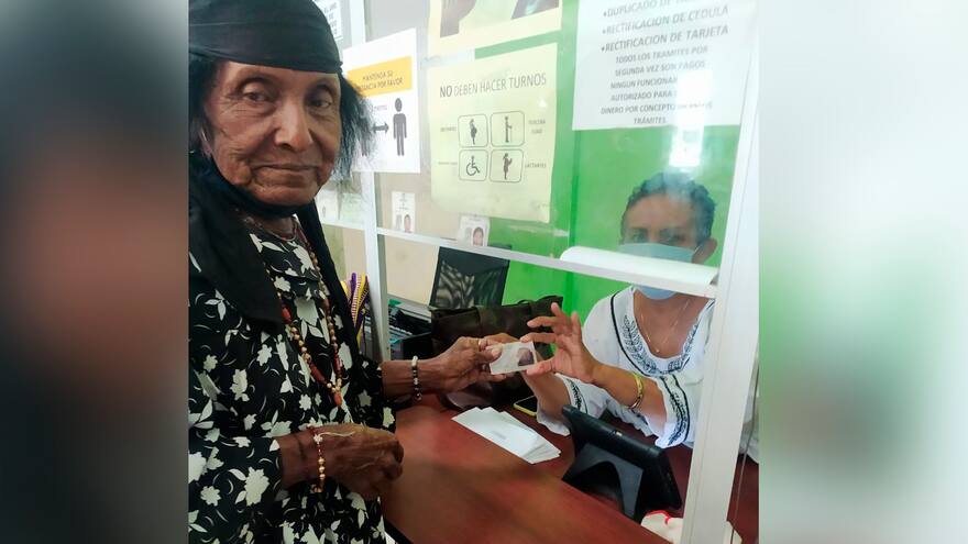 Georgina Epiayu recibió su cédula de ciudadanía