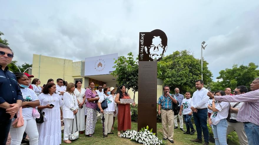 Develan monumento en memoria del profesor Jorge Freytter