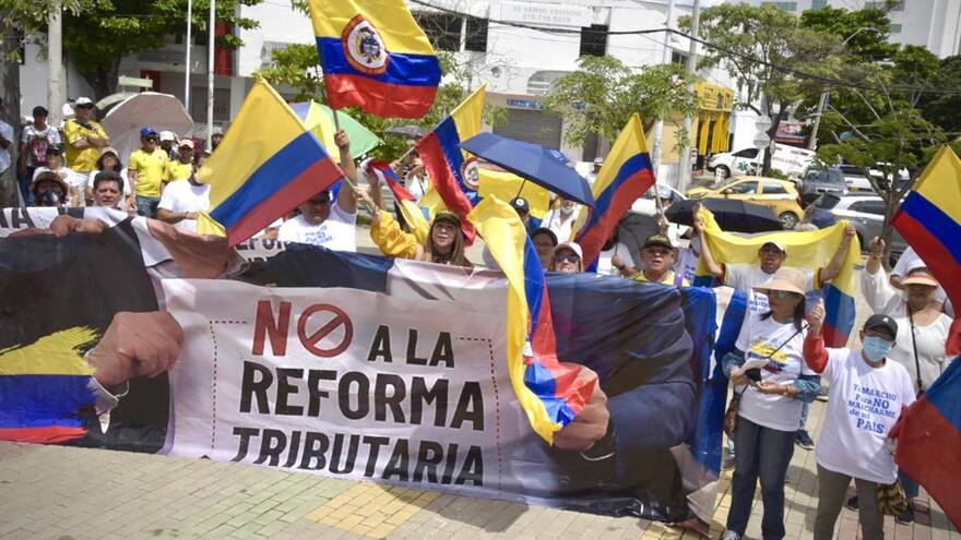 Marchas contra Petro: en Barranquilla, ciudadanos rechazan la reforma tributaria