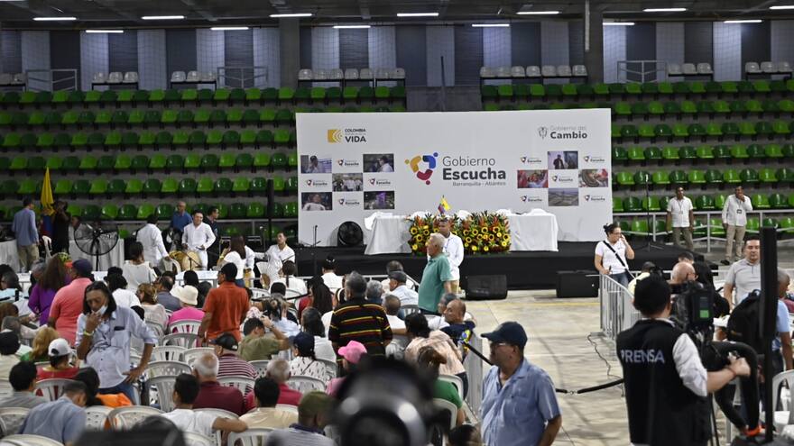 Vista de Petro en Barranquilla: decenas de personas esperan al presidente