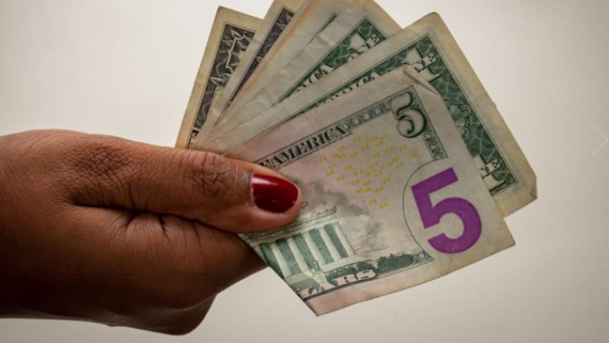 Leve descenso en el dólar