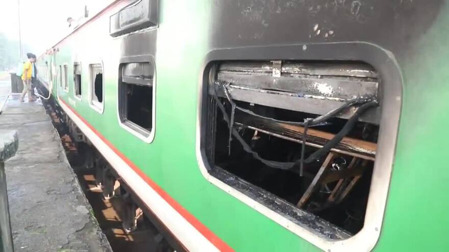 Incendio de un tren deja varios muertos en Bangladesh; las autoridades investigan si se habría tratado de un 'sabotaje'
