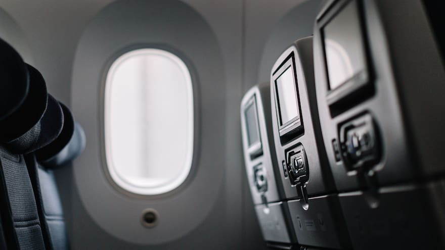 Expulsan a un hombre de un avión por usar ropa interior como tapaboca