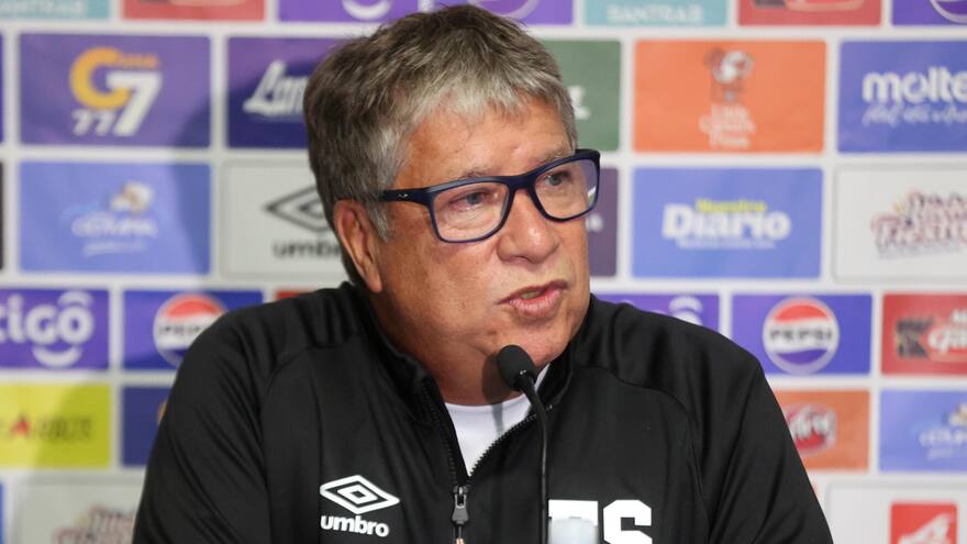Hernán ‘Bolillo’ Gómez enfrentó a hinchas de Guatemala en medio del partido contra El Salvador