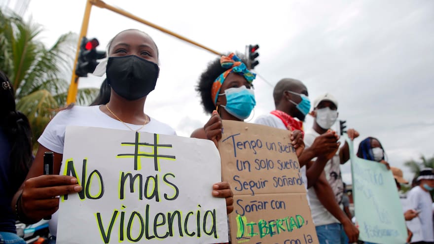 Una cadena humana clama por la paz del puerto de Buenaventura
