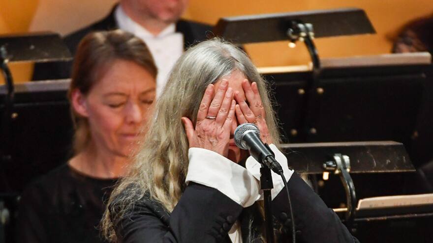 En video: Patti Smith olvida letra de Bob Dylan en la ceremonia del Nobel
