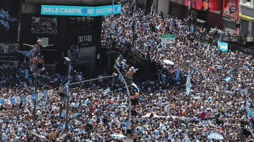 Fotos del regreso triunfal de Argentina: un mar de hinchas albicelestes inunda las calles de Buenos Aires