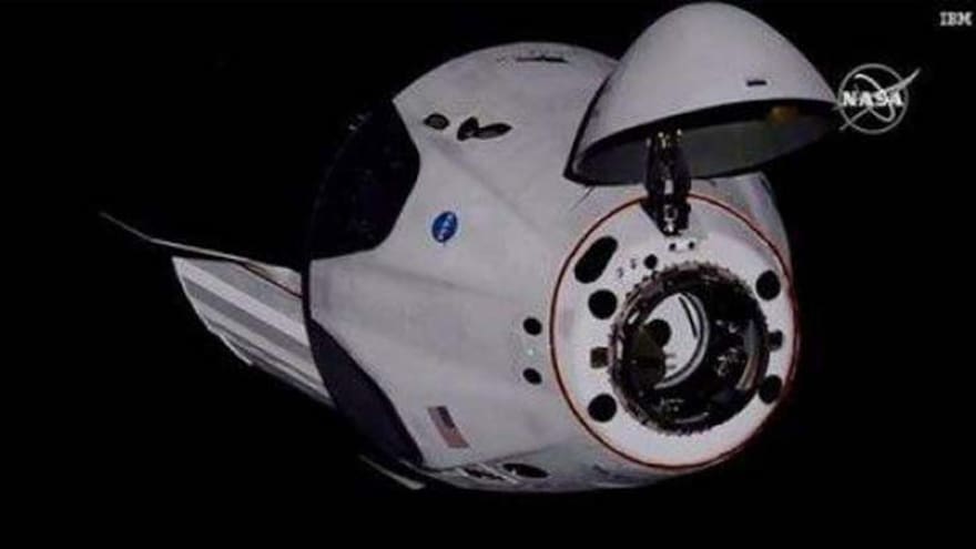 La cápsula de SpaceX llega a la EEI tras 19 horas de vuelo