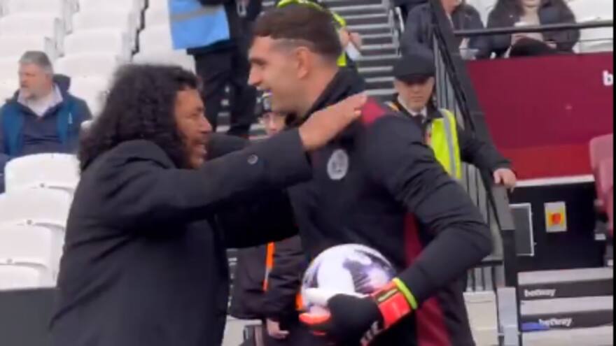 René Higuita y su abrazo con ‘el Dibu’ Martínez